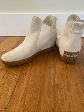 Sorel Cream Suede Out ‘N‎ About Wedgie Slip-On Pull On Ankle Boots Gum Sole Sz 7